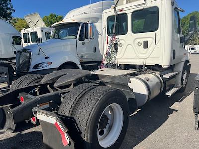 Used 2015 Freightliner Cascadia Day Cab 4x2, Semi Truck for sale #570991 - photo 2