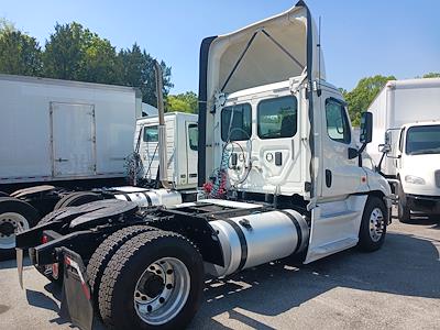 Used 2017 Freightliner Cascadia Day Cab 4x2, Semi Truck for sale #665961 - photo 2