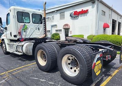 Used 2017 Freightliner Cascadia Day Cab 6x4, Semi Truck for sale #675860 - photo 2