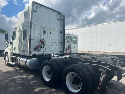 Used 2018 Freightliner Cascadia Sleeper Cab 6x4, Semi Truck for sale #752621 - photo 2