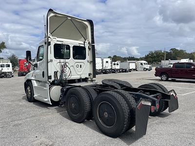 Used 2018 Freightliner Cascadia Day Cab 6x2, Semi Truck for sale #755314 - photo 2