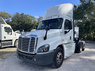 Used 2018 Freightliner Cascadia Day Cab 6x2, Semi Truck for sale #755316 - photo 1