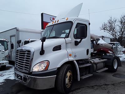 Used 2015 Freightliner Cascadia Day Cab 4x2, Semi Truck for sale #328436 - photo 1