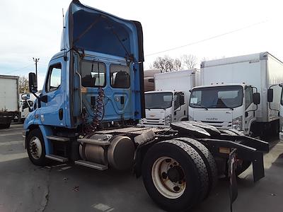 Used 2016 Freightliner Cascadia Day Cab 4x2, Semi Truck for sale #645859 - photo 2