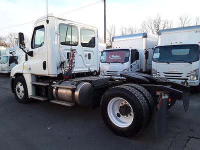 Used 2016 Freightliner Cascadia Day Cab 4x2, Semi Truck for sale #647869 - photo 2