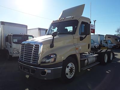 Used 2017 Freightliner Cascadia Day Cab 6x4, Semi Truck for sale #665548 - photo 1