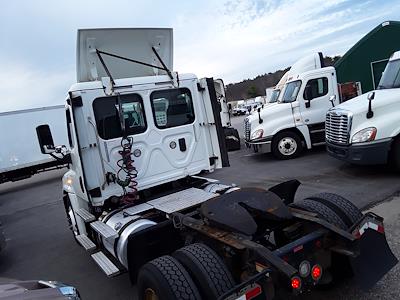 Used 2017 Freightliner Cascadia Day Cab 4x2, Semi Truck for sale #672921 - photo 2