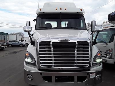 Used 2018 Freightliner Cascadia Day Cab 6x4, Semi Truck for sale #679720 - photo 2