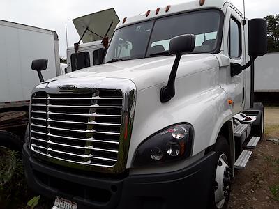 Used 2018 Freightliner Cascadia Day Cab 4x2, Semi Truck for sale #769189 - photo 1