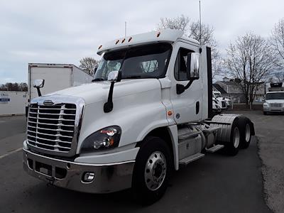 Used 2019 Freightliner Cascadia Day Cab 6x4, Semi Truck for sale #863355 - photo 1