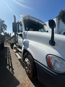 Used 2018 Freightliner Cascadia Day Cab 6x4, Semi Truck for sale #752996 - photo 1