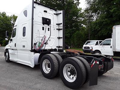 Used 2015 Freightliner Cascadia 6x4, Semi Truck for sale #343991 - photo 2