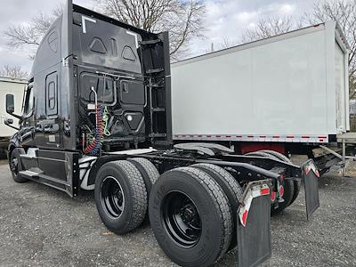 Used 2021 Freightliner Cascadia Sleeper Cab 6x4, Semi Truck for sale #509884 - photo 2