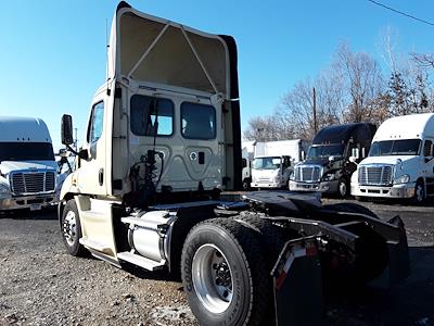 Used 2015 Freightliner Cascadia Day Cab 4x2, Semi Truck for sale #641267 - photo 2
