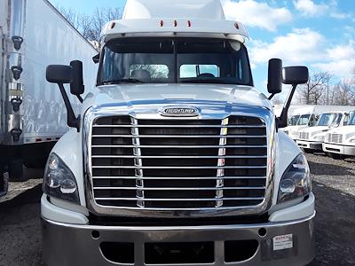 Used 2017 Freightliner Cascadia Day Cab 6x4, Semi Truck for sale #664376 - photo 2