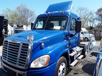 Used 2017 Freightliner Cascadia Day Cab 4x2, Semi Truck for sale #679452 - photo 1