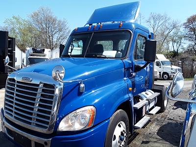 Used 2017 Freightliner Cascadia Day Cab 4x2, Semi Truck for sale #679452 - photo 1