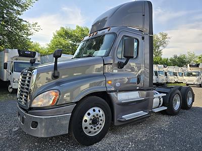 Used 2018 Freightliner Cascadia Day Cab 6x4, Semi Truck for sale #686279 - photo 1