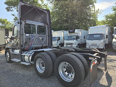 Used 2018 Freightliner Cascadia Day Cab 6x4, Semi Truck for sale #686279 - photo 2