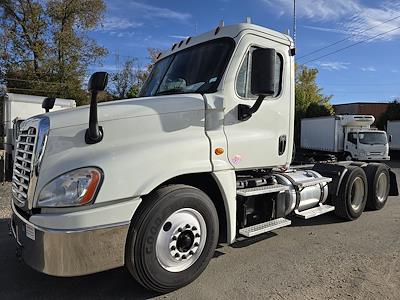 Used 2018 Freightliner Cascadia Day Cab 6x4, Semi Truck for sale #749429 - photo 1