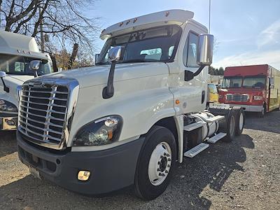 Used 2018 Freightliner Cascadia Day Cab 6x4, Semi Truck for sale #751070 - photo 1