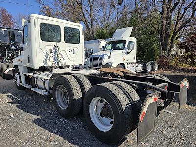 Used 2018 Freightliner Cascadia Day Cab 6x4, Semi Truck for sale #751070 - photo 2