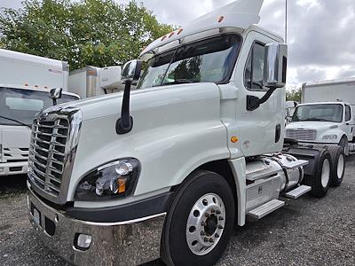 Used 2018 Freightliner Cascadia Day Cab 6x4, Semi Truck for sale #754513 - photo 1