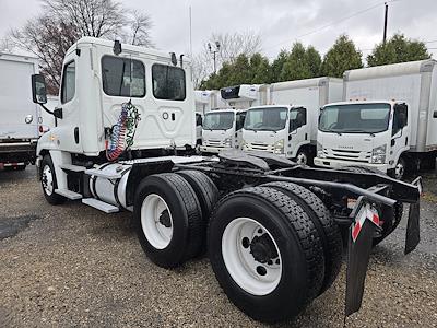 Used 2018 Freightliner Cascadia Day Cab 6x4, Semi Truck for sale #769738 - photo 2