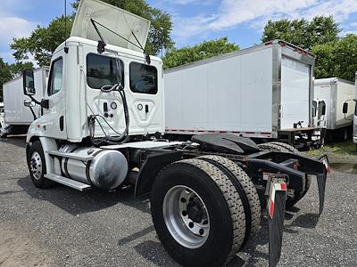 Used 2018 Freightliner Cascadia Day Cab 4x2, Semi Truck for sale #769841 - photo 2