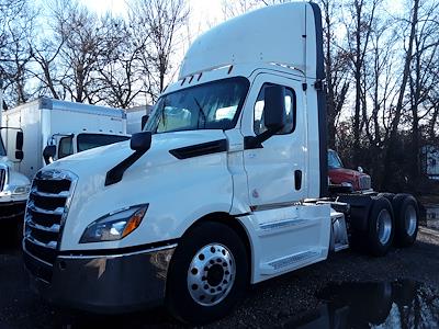 Used 2019 Freightliner Cascadia Day Cab 6x4, Semi Truck for sale #786655 - photo 1