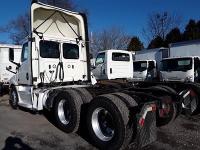 Used 2019 Freightliner Cascadia Day Cab 6x4, Semi Truck for sale #786660 - photo 2