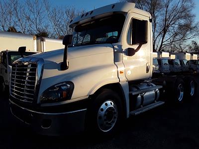 Used 2019 Freightliner Cascadia Day Cab 6x4, Semi Truck for sale #808821 - photo 1