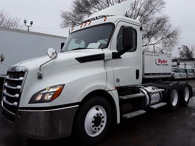 Used 2019 Freightliner Cascadia Day Cab 6x4, Semi Truck for sale #812917 - photo 1