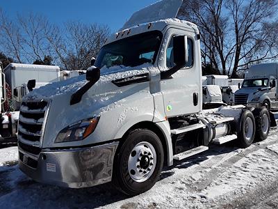 Used 2019 Freightliner Cascadia Day Cab 6x4, Semi Truck for sale #813016 - photo 1