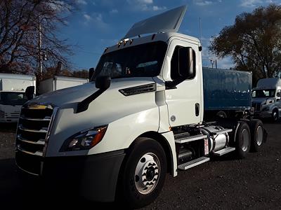 Used 2018 Freightliner Cascadia Day Cab 6x4, Semi Truck for sale #814634 - photo 1
