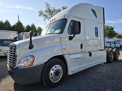 Used 2019 Freightliner Cascadia Sleeper Cab 6x4, Semi Truck for sale #831683 - photo 1