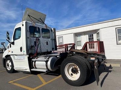 Used 2017 Freightliner Cascadia Day Cab 4x2, Semi Truck for sale #674010 - photo 2
