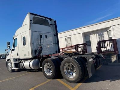 Used 2017 Freightliner Cascadia Sleeper Cab 6x4, Semi Truck for sale #675651 - photo 2