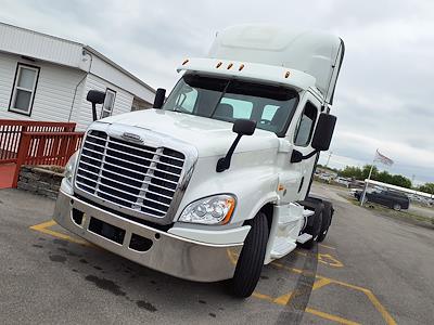 Used 2018 Freightliner Cascadia Day Cab 6x4, Semi Truck for sale #681079 - photo 1