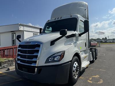 Used 2018 Freightliner Cascadia Day Cab 6x4, Semi Truck for sale #750285 - photo 1