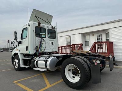 Used 2019 Freightliner Cascadia Day Cab 4x2, Semi Truck for sale #834509 - photo 2