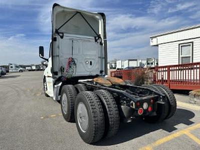 Used 2019 Freightliner Cascadia Day Cab 6x4, Semi Truck for sale #870320 - photo 2