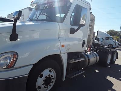 Used 2015 Freightliner Cascadia Day Cab 6x4, Semi Truck for sale #302259 - photo 1