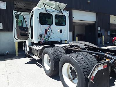 Used 2016 Freightliner Cascadia Day Cab 6x4, Semi Truck for sale #655892 - photo 2