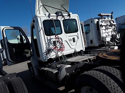 Used 2016 Freightliner Cascadia Day Cab 4x2, Semi Truck for sale #660717 - photo 2