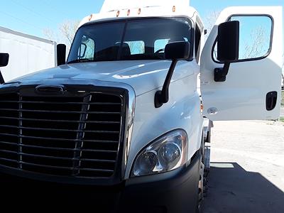 Used 2016 Freightliner Cascadia Day Cab 6x4, Semi Truck for sale #663405 - photo 1