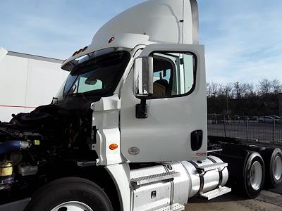 Used 2019 Freightliner Cascadia Day Cab 6x4, Semi Truck for sale #870205 - photo 1