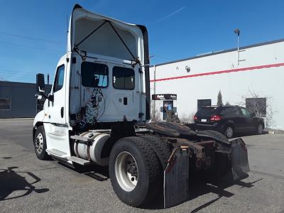 Used 2017 Freightliner Cascadia Day Cab 4x2, Semi Truck for sale #668883 - photo 2