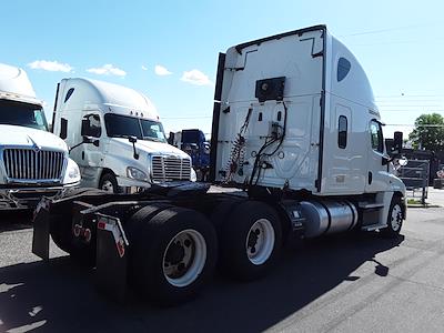 Used 2018 Freightliner Cascadia Sleeper Cab 6x4, Semi Truck for sale #750956 - photo 2