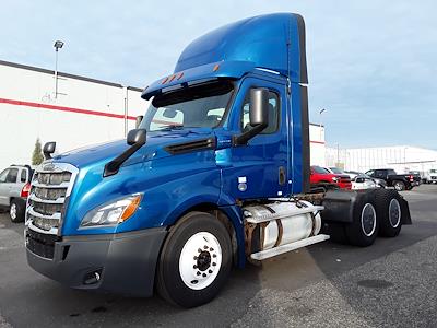 Used 2018 Freightliner Cascadia Day Cab 6x4, Semi Truck for sale #752931 - photo 1